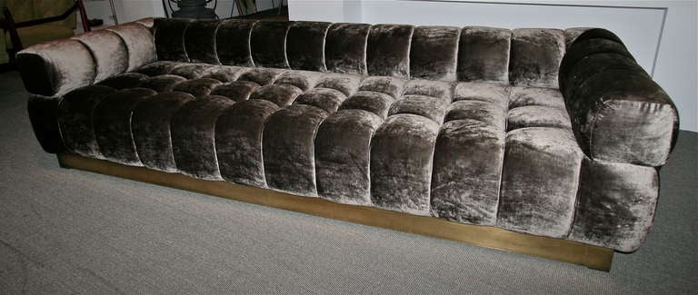 Individuelles getuftetes Sofa mit handgefertigtem Messingfuß in anthrazitfarbenem Samt. Hergestellt in Los Angeles von Adesso Imports. Can in verschiedenen Farben und Stoffen oder einem anderen Metall für die Basis gemacht werden.