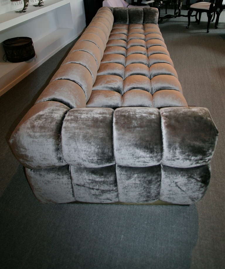 Maßgefertigtes Sofa aus braunem, getuftetem Samt mit Messingfuß von Adesso Imports (Moderne der Mitte des Jahrhunderts) im Angebot