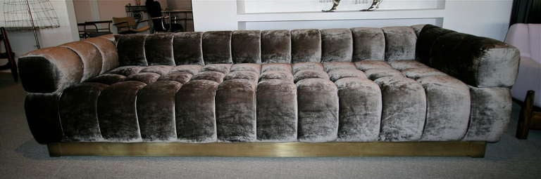 Maßgefertigtes Sofa aus braunem, getuftetem Samt mit Messingfuß von Adesso Imports (amerikanisch) im Angebot