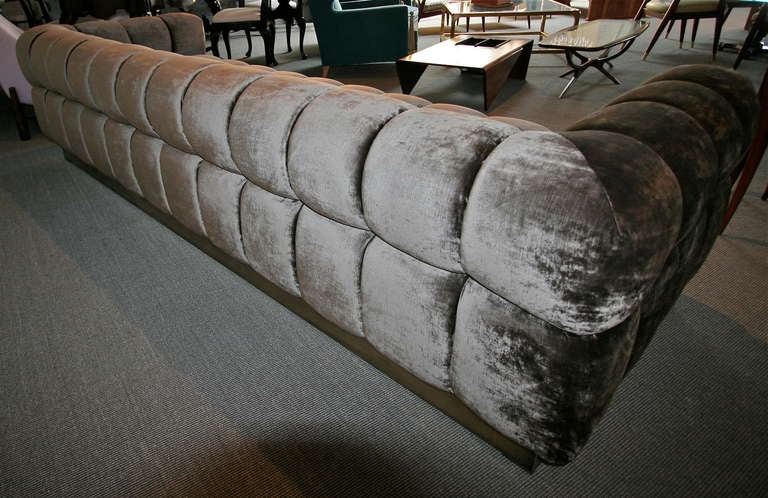 Maßgefertigtes Sofa aus braunem, getuftetem Samt mit Messingfuß von Adesso Imports im Zustand „Neu“ im Angebot in Los Angeles, CA