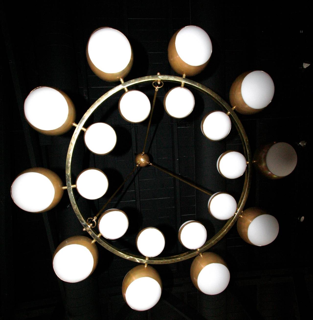 Mid-Century moderno Lampadario a globo rotondo con sfere di vetro bianco su struttura in ottone in vendita