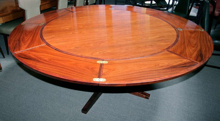 Rare Extendable Rosewood Dining Table by Dyrlund In Excellent Condition In Los Angeles, CA