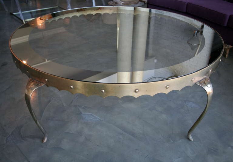 Scalloped edge brass coffee table from the 1950s attributed to Arturo Pani with glass top with a mirrored edge. Measures: Glass diameter 52