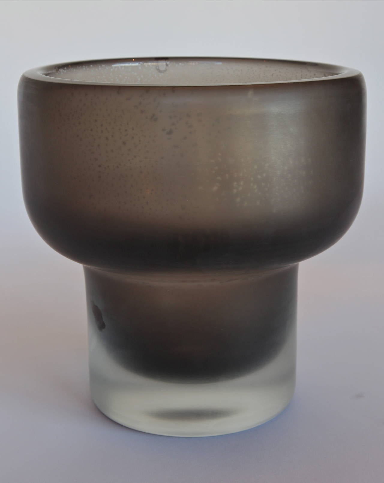 Cinereus murano glass vase in dark grey.