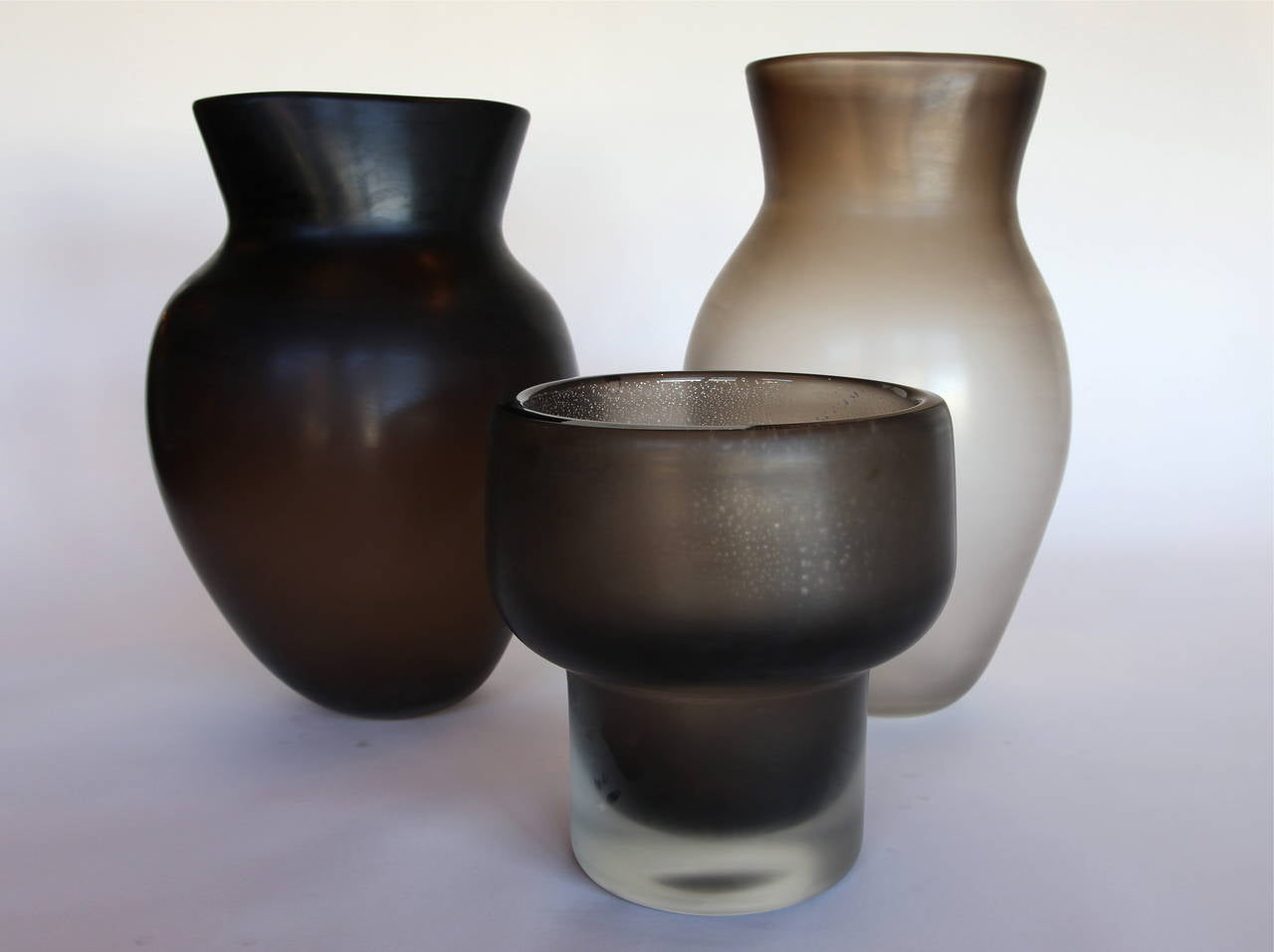 Primitif Eine Vase aus Muranoglas in Hellgrau.