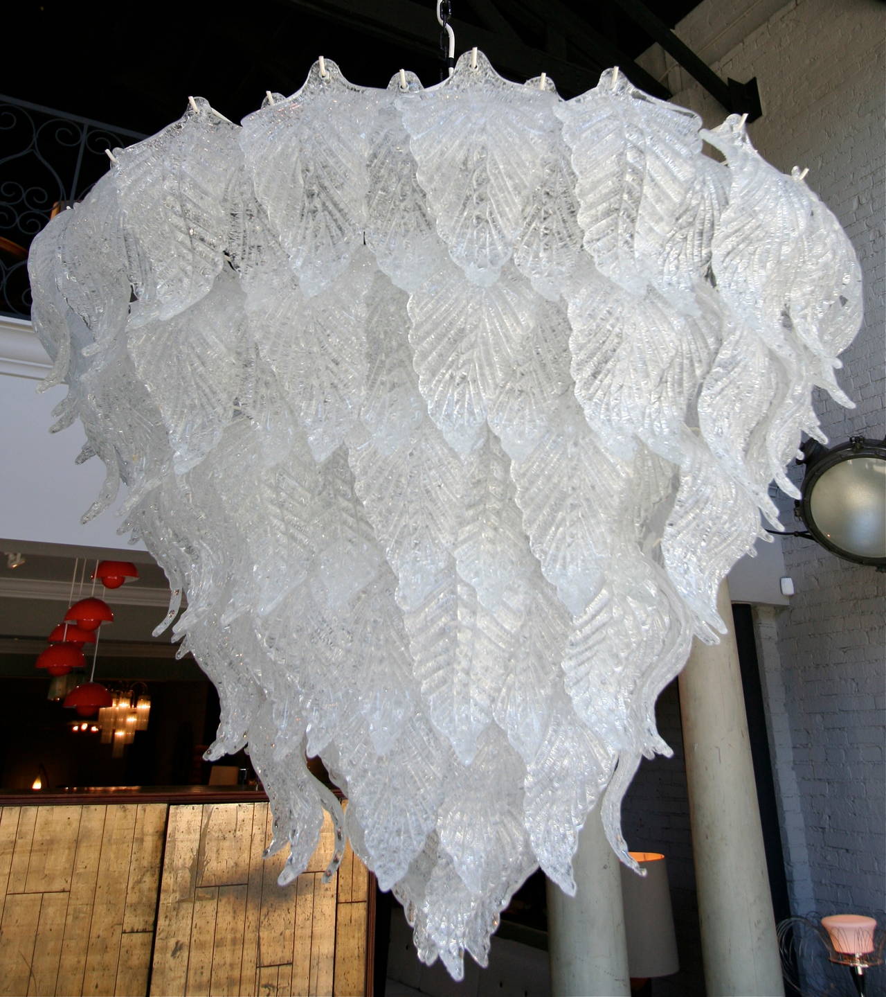 Grande lampadario a forma di cono degli anni '60 con vetro a forma di foglia nello stile di Seguso.