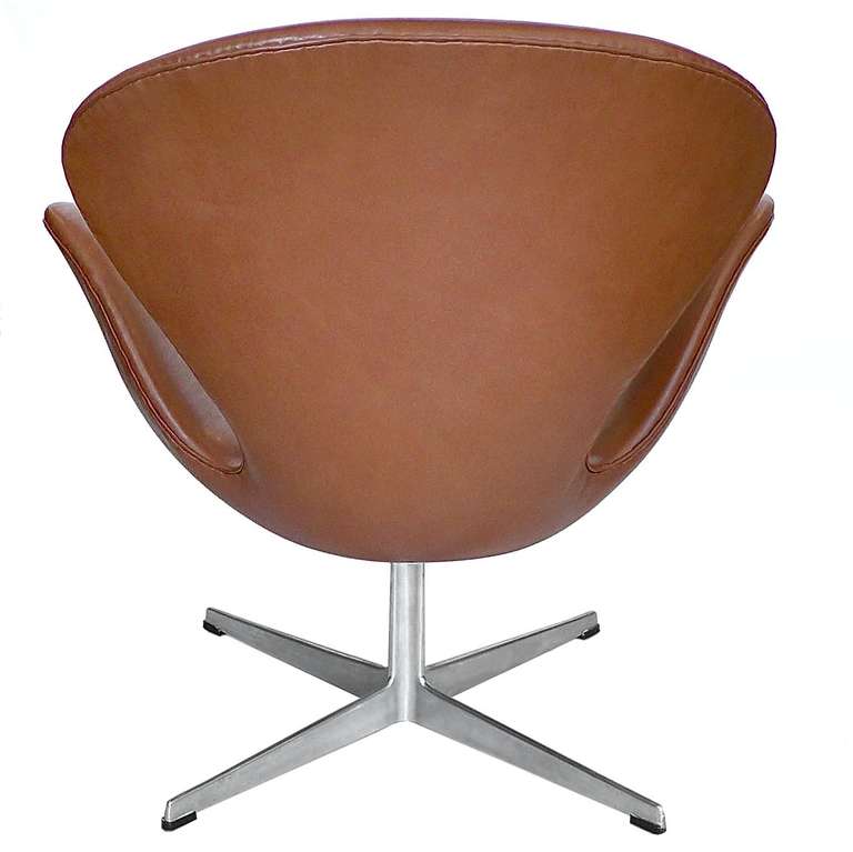 Pair of Vintage Arne Jacobsen Swan Chairs for Fritz Hansen In Excellent Condition In Los Angeles, CA