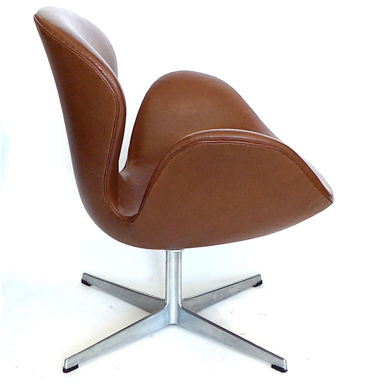 Mid-Century Modern Pair of Vintage Arne Jacobsen Swan Chairs for Fritz Hansen