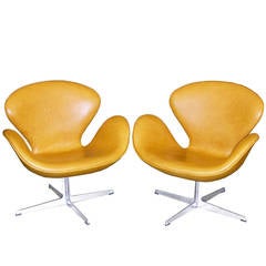 Pair of Original Swan Chairs by Arne Jacobsen for Fritz Hansen
