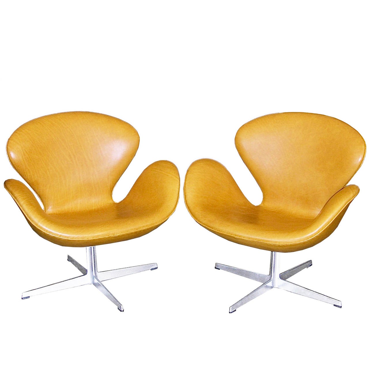 Pair of Original Swan Chairs by Arne Jacobsen for Fritz Hansen For Sale