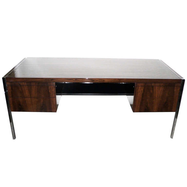 This is a rare rosewood version of this classic desk that Richard Schultz designed for Knoll. The wood grain is amazing. It is a large, 6 foot desk with plenty of surface space and leg room. The polished chrome trim and inlaid accent strips contrast