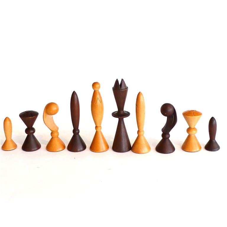 This set was featured in the early Star Trek series. It was hand carved and manufactured by Anri. This chess set comes in the original box which has great graphic design by Arthur Elliot. The box measures 9'' x 16.25