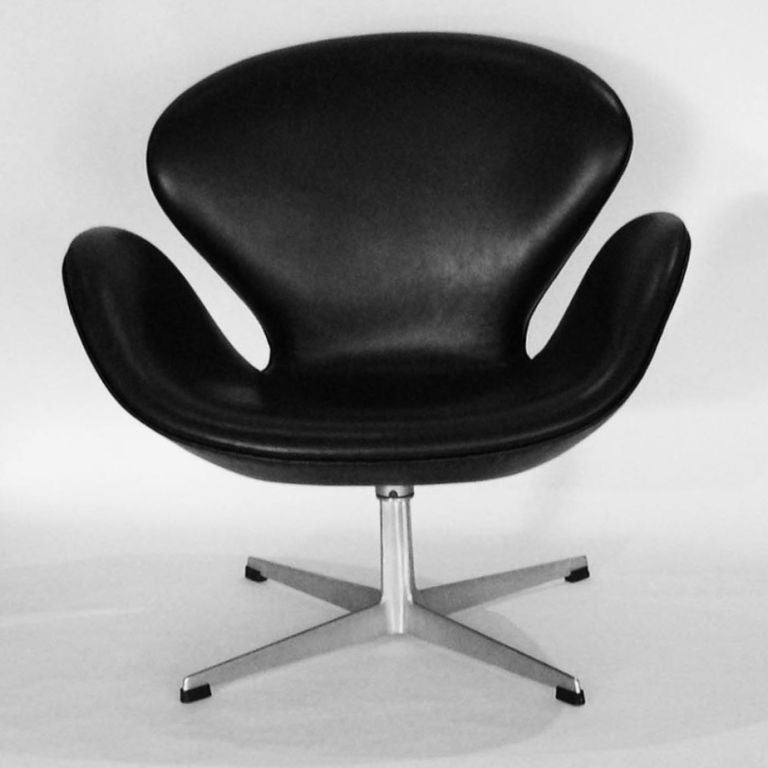 Pair of  Vintage Arne Jacobsen Swan Chairs for Fritz Hansen In Good Condition For Sale In Los Angeles, CA