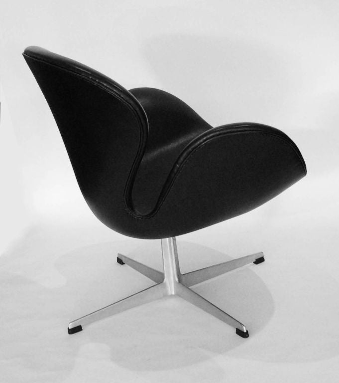 Late 20th Century Pair of  Vintage Arne Jacobsen Swan Chairs for Fritz Hansen For Sale