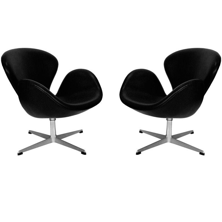 Pair of  Vintage Arne Jacobsen Swan Chairs for Fritz Hansen For Sale