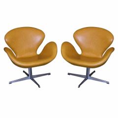 Pair of Original Swan Chairs by Arne Jacobsen for Fritz Hansen
