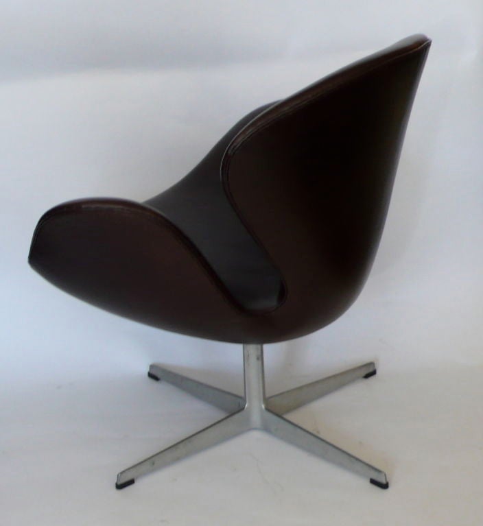 Danish Pair of Vintage Arne Jacobsen Swan Chairs for Fritz Hansen