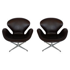 Pair of Vintage Arne Jacobsen Swan Chairs for Fritz Hansen