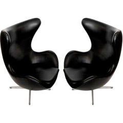 Vintage Egg Chair in black leather by Arne Jacobsen