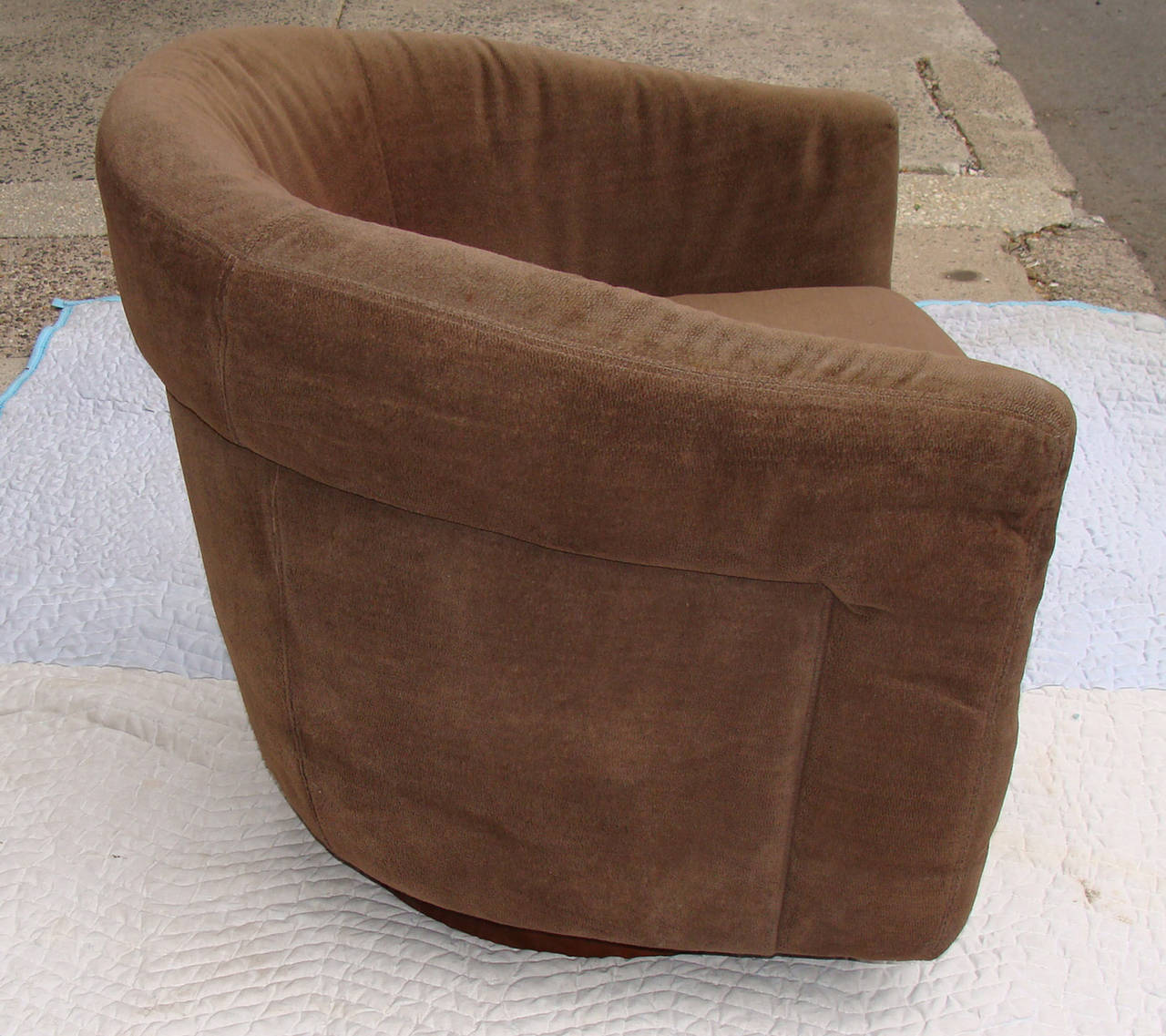 Mid-Century Modern Pair of Milo Baughman Swivel or Tilt Chairs