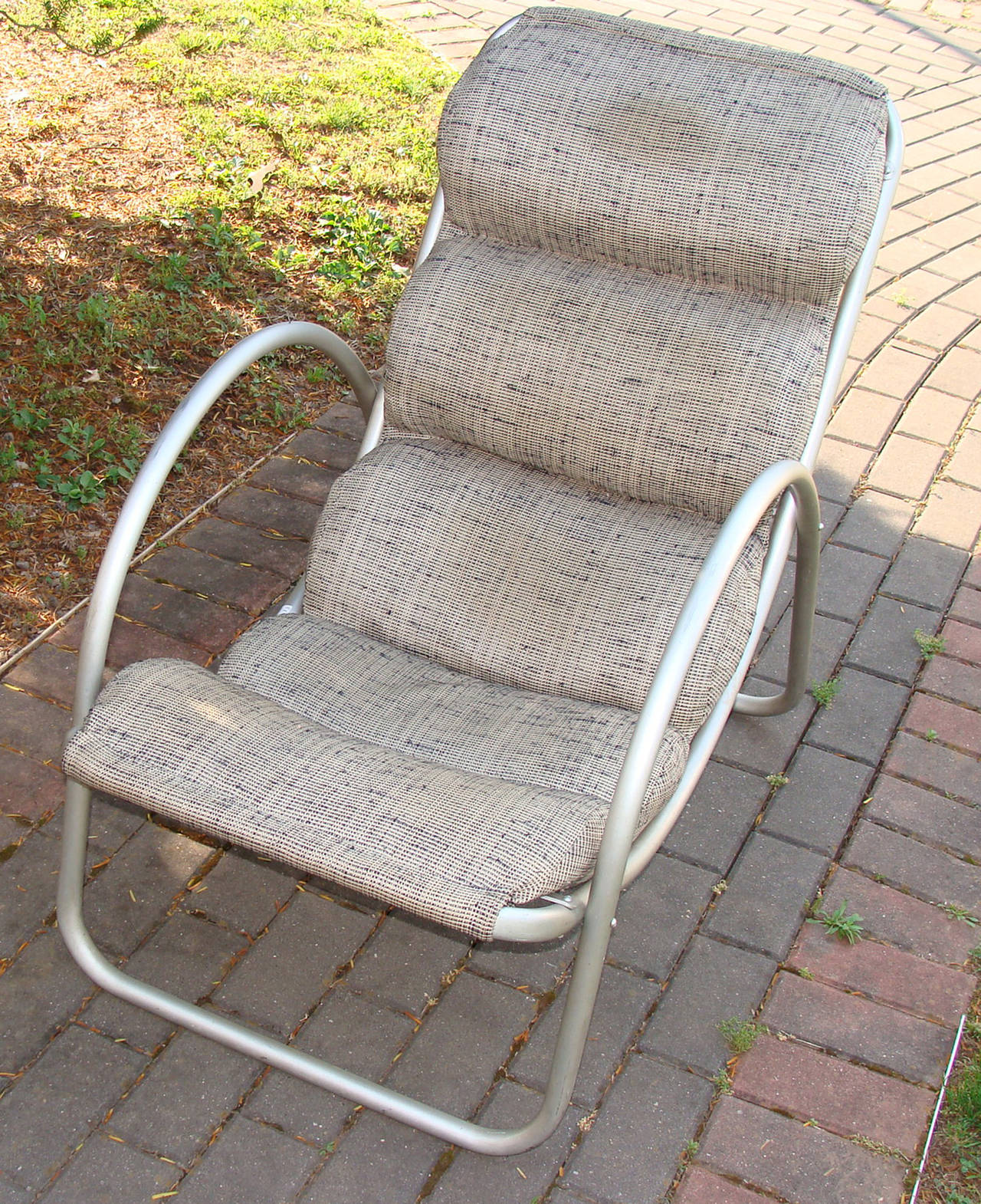 This is a rare, labeled example of early California streamlined modernism.

Fabric upholstery follows original structure, appears to be 1970-1980 origin with some soiling. Aluminum frame exhibits a few minor scuffs to finish but no