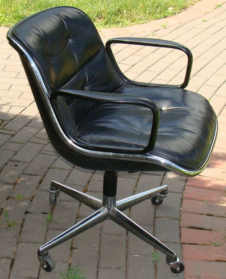Black leather seating in excellent vintage condition.  Also features a manual HEIGHT adjustment allowing the seat to move between a 17''