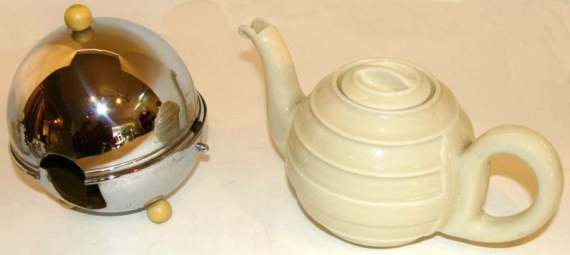 Ceramic and chrome tea service in fine original condition.  Tea pot has the original tea cozy.  Labeled Bauscher Weiden.
Measurement is for the tea pot.