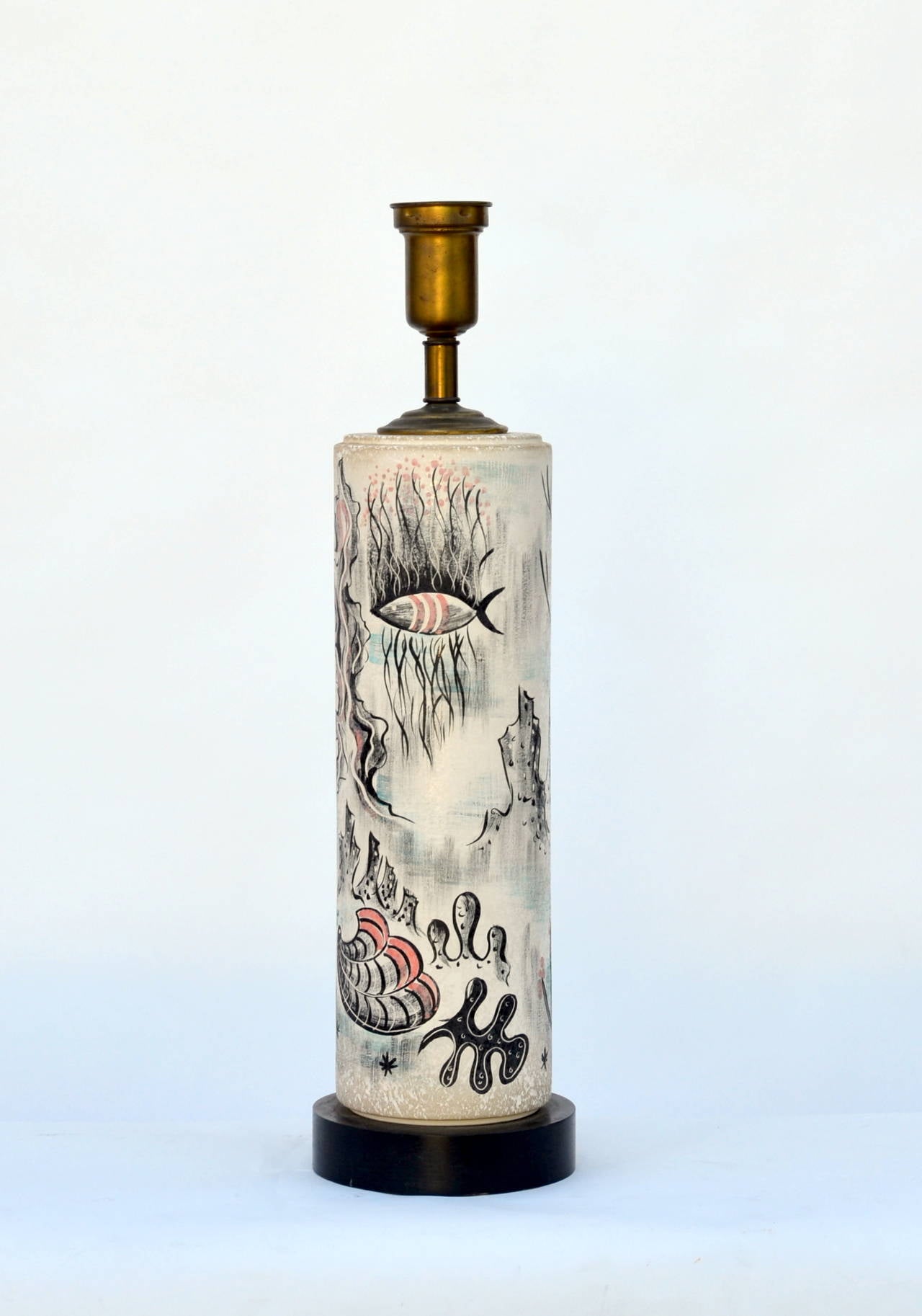 Rare lampe de table cylindrique peinte à la main par Tye of California. Signé.