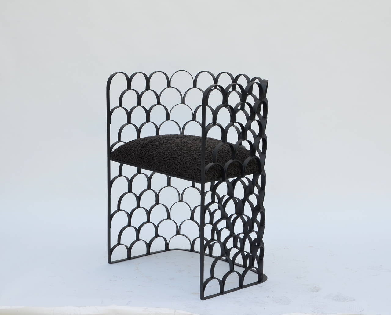 Organico moderno Sgabello scultoreo in ferro battuto e lana d'Astrakan 'Arcature' di Design Frères in vendita