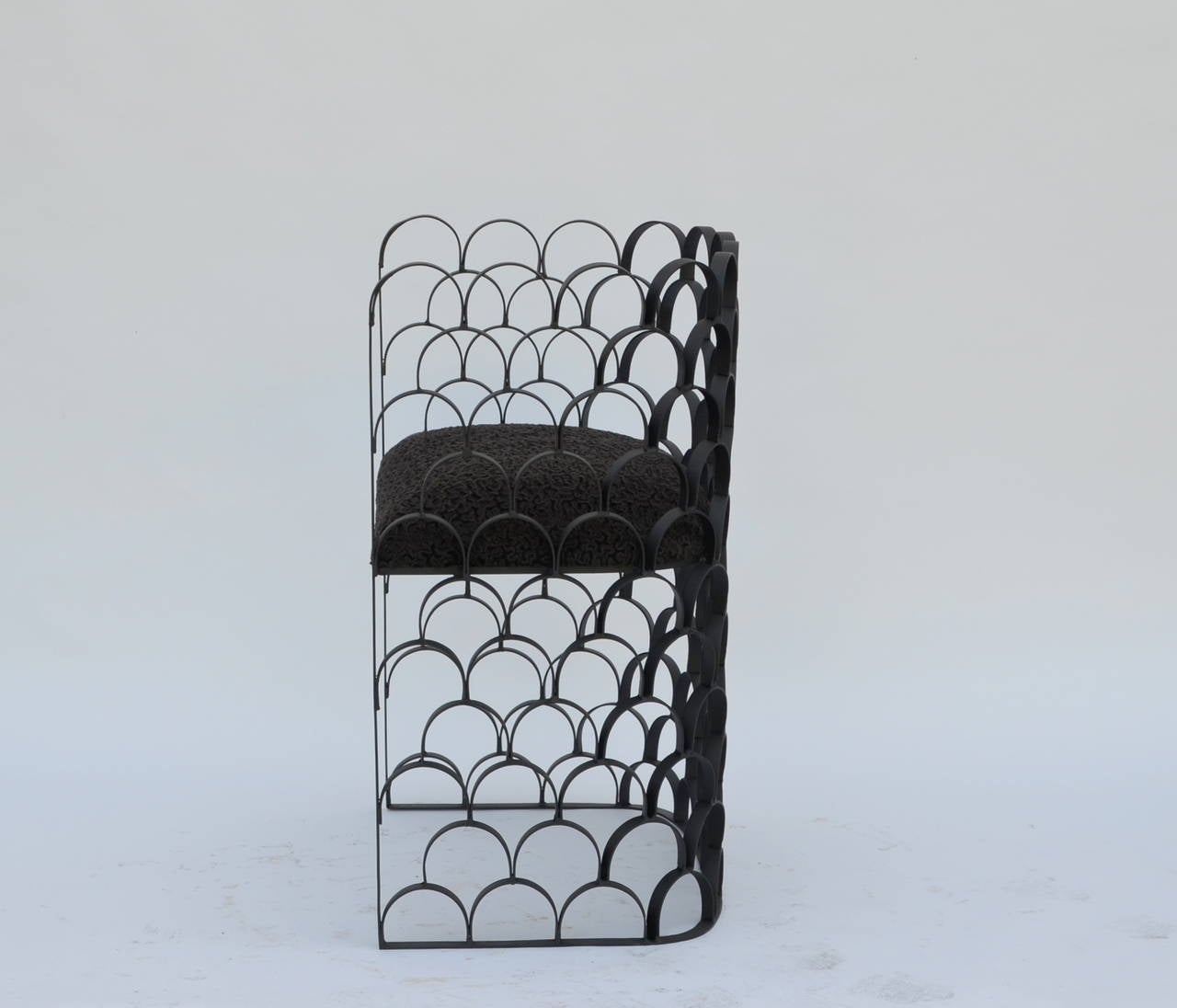 Verniciatura a polvere Sgabello scultoreo in ferro battuto e lana d'Astrakan 'Arcature' di Design Frères in vendita