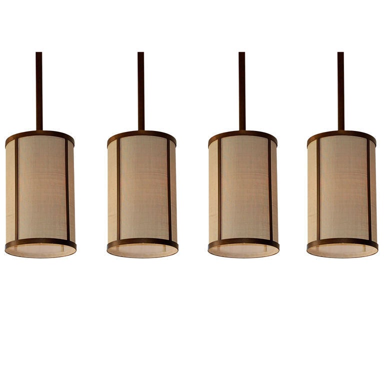 Set di quattro lampade a sospensione 'Cylindre' in ottone patinato e rafia di Design Frères in vendita