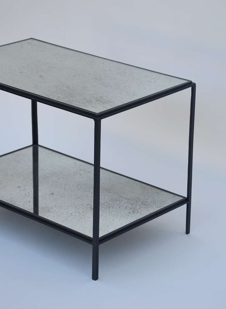 Français Paire de tables d'appoint 'Rectiligne' en fer forgé et miroir par Design Frères en vente
