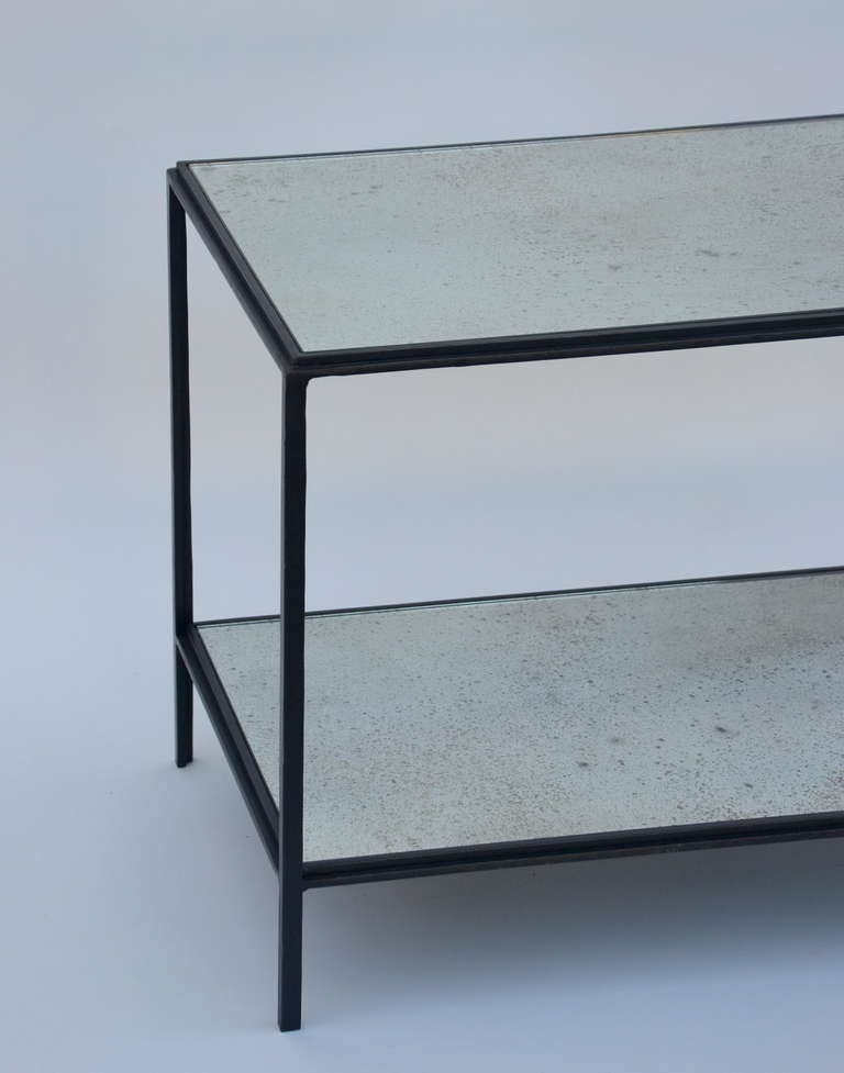Patiné Paire de tables d'appoint 'Rectiligne' en fer forgé et miroir par Design Frères en vente