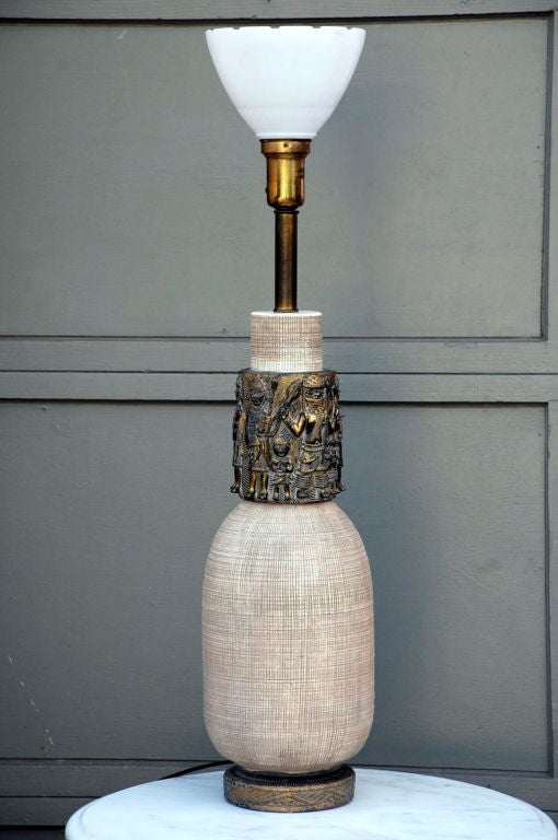 Beeindruckende Lampe aus Keramik und vergoldeter Bronze von Reglor of Calif. im Angebot 5
