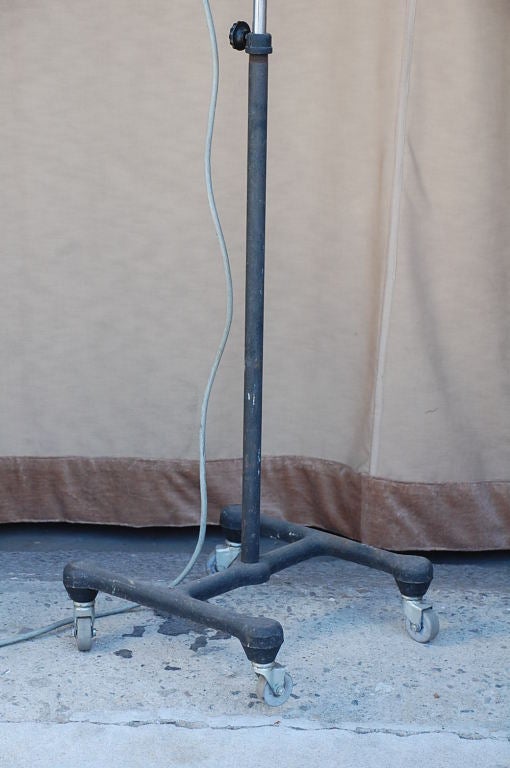 Lámpara de pie industrial resistente Estadounidense en venta