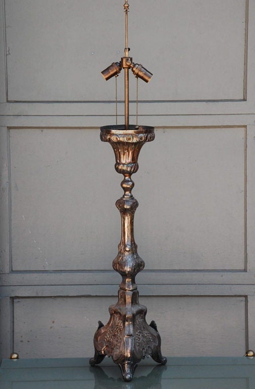 Français Grande lampe bougeoir française de style baroque en métal argenté en vente
