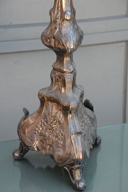 Grande lampe bougeoir française de style baroque en métal argenté en vente 1