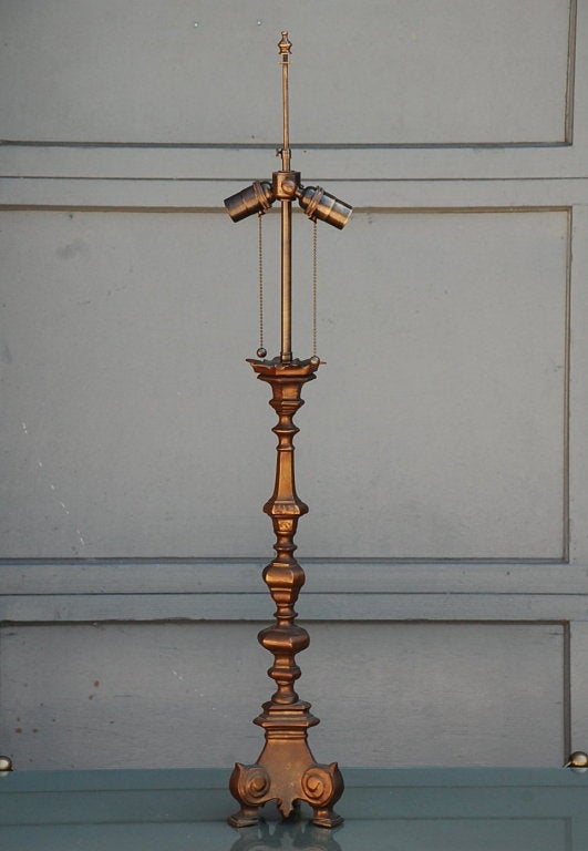Kerzenständerlampe aus vergoldeter Bronze im Barockstil (Französisch) im Angebot