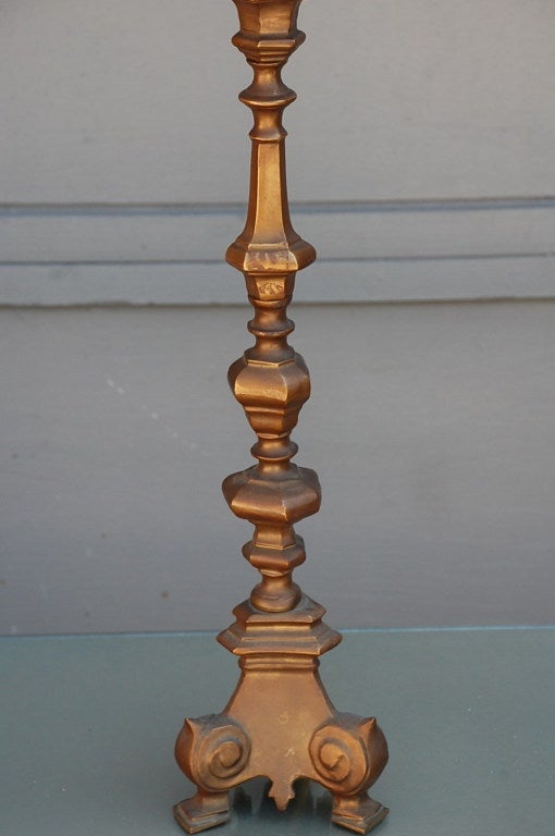 Kerzenständerlampe aus vergoldeter Bronze im Barockstil (Goldbronze) im Angebot