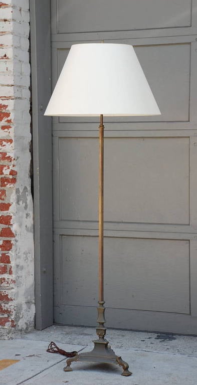 Chic French 40's neoclassical bronze floor lamp base in the style of Maison Jansen. Beautiful patina.

Shade not included.