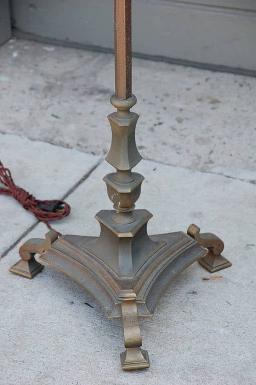 Mid-20th Century Chic French 40's Neoclassical Bronze Floor Lamp in the Style of Maison Jansen For Sale