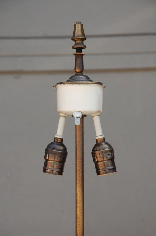 Chic French 40's Neoclassical Bronze Floor Lamp in the Style of Maison Jansen For Sale 1