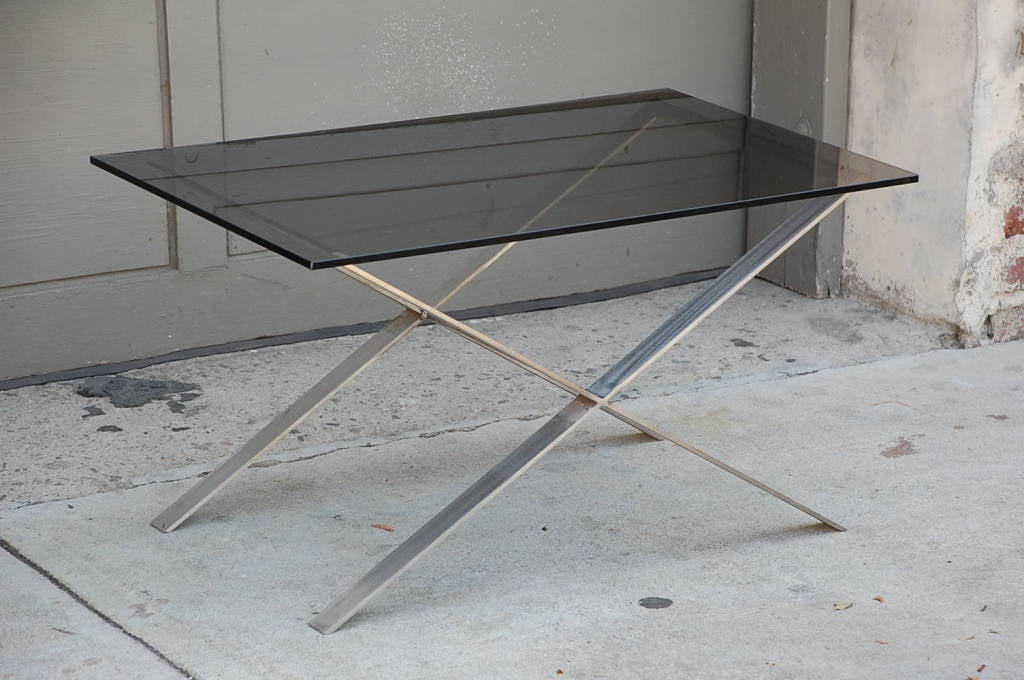 Pair of minimalistic stainless steel and glass side tables In Excellent Condition For Sale In Los Angeles, CA
