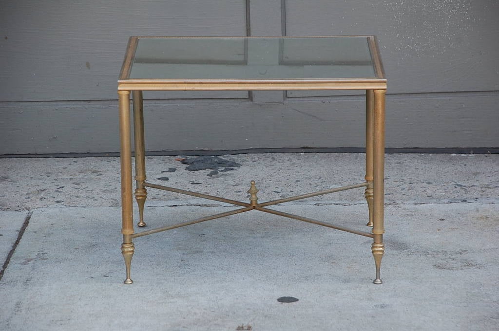 Élégante table d'appoint dorée avec verre miroir antique.