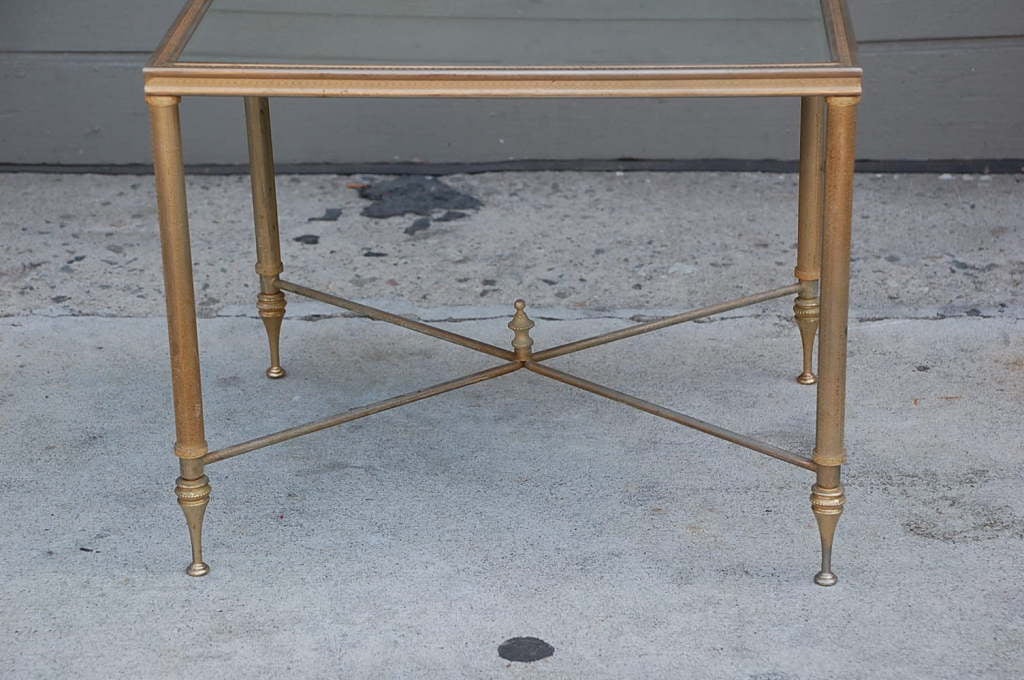 Milieu du XXe siècle Table d'appoint élégante en or avec miroir en verre antique en vente