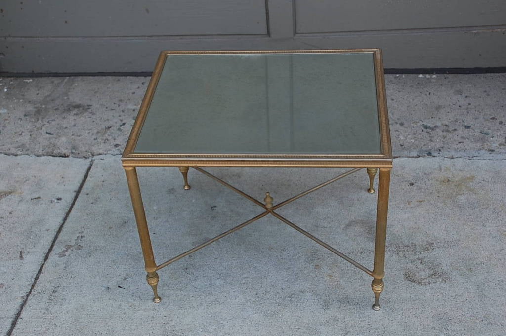 Métal Table d'appoint élégante en or avec miroir en verre antique en vente