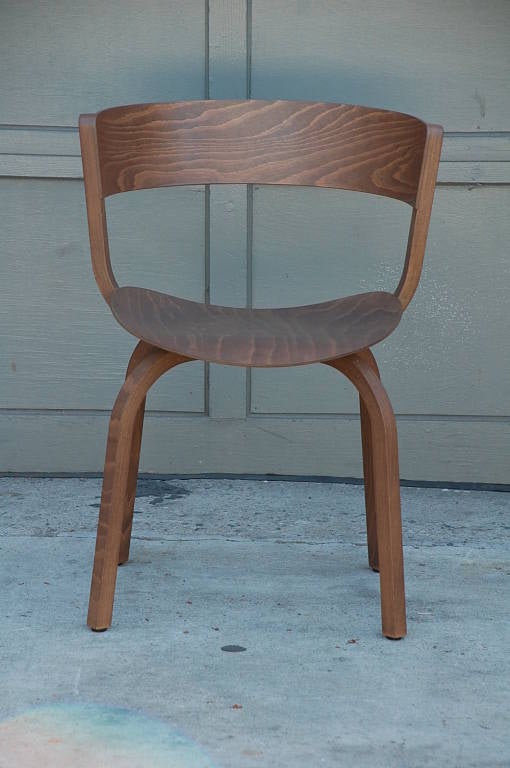 Ein Paar Stühle 404 F von Stefan Diez für Thonet. Original-Etiketten.

Stefan Diez, geboren 1971 in Freising (Deutschland). Nach einem Architekturstudium und einer Ausbildung zum Schreiner studierte er Industriedesign an der Akademie der Bildenden