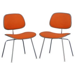 Ein Paar orangefarbene DCM-Stühle von Charles Eames für Herman Miller