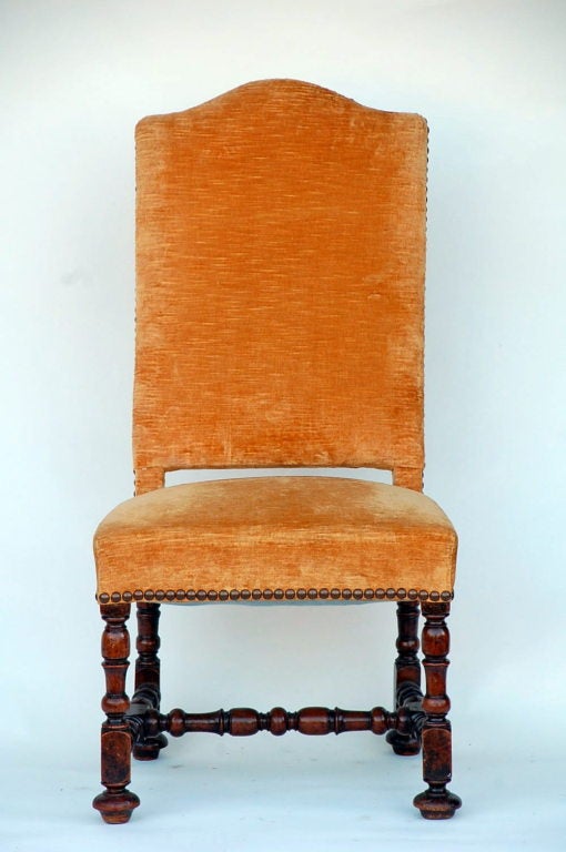 Silla grande de madera torneada de estilo barroco.