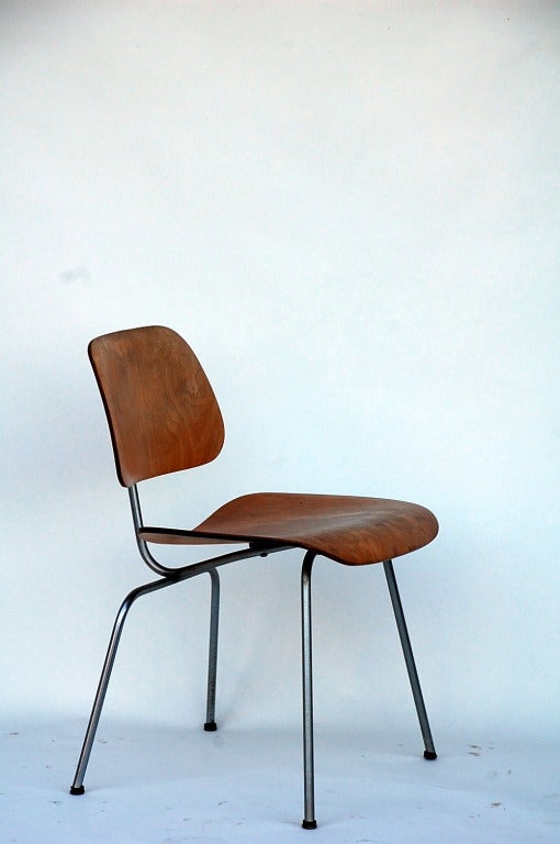 Sammlerstück früher Eames DCM-Stuhl (Mitte des 20. Jahrhunderts) im Angebot